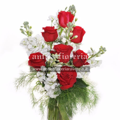 Mazzo di rose rosse e altri fiori Mazzo di rose rosse e altri fiori