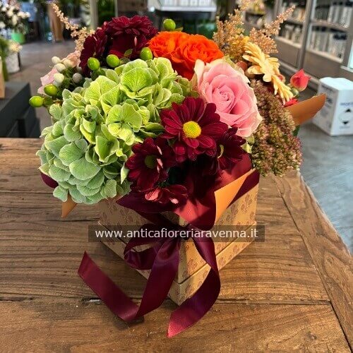 Scatola fiorita con fiori di stagione Scatola fiorita con fiori di stagione